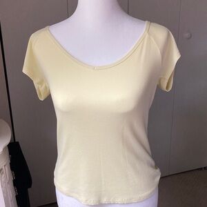 Scooped neck jersey by Wild Fable pale yellow size M BRAND NEW NEVER WORN